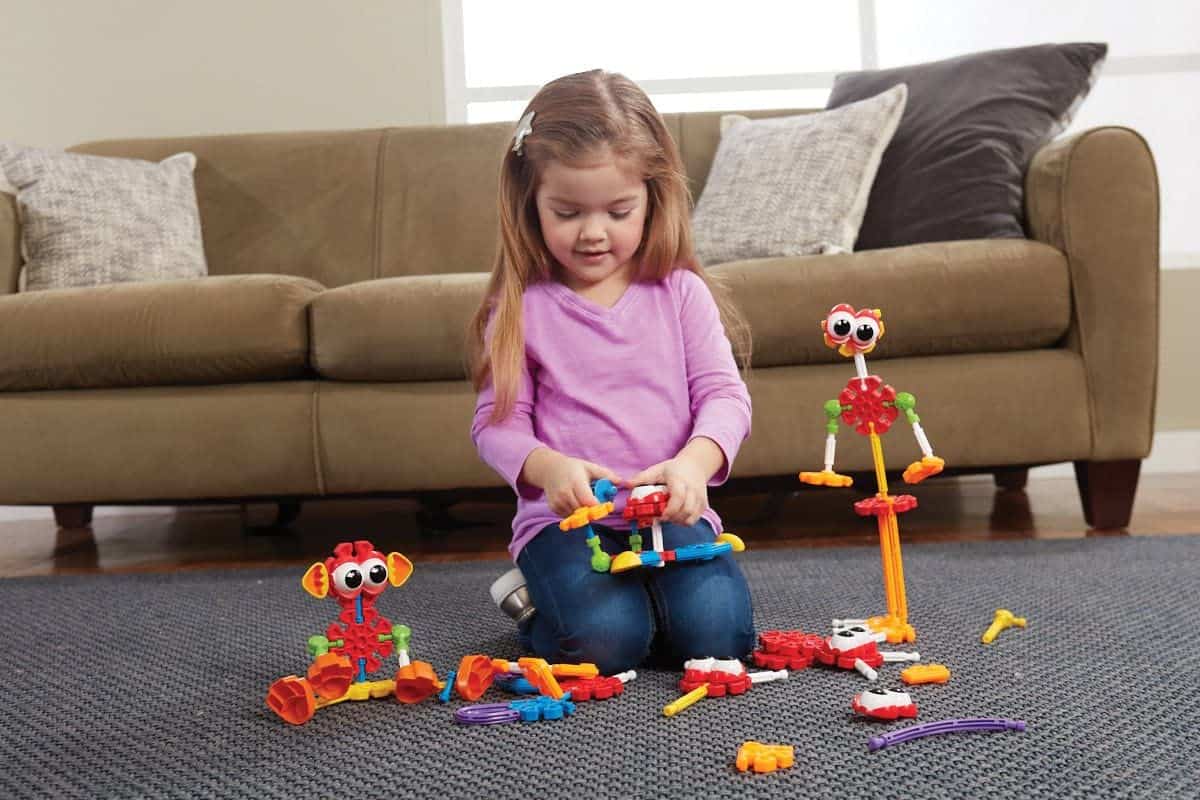 Niña jugando con K'Nex Kid