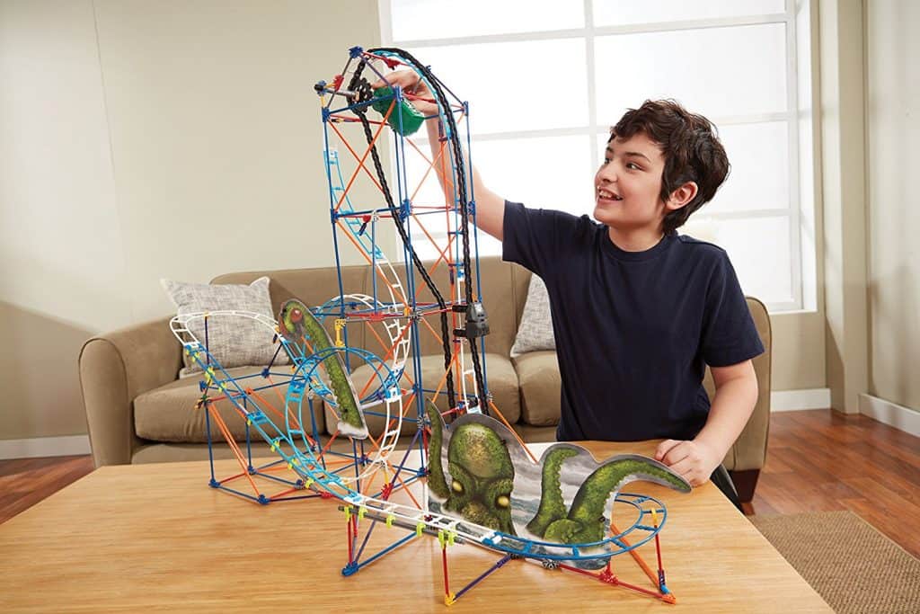 Niño montando montaña rusa K'Nex